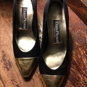 Evan Picone Black satin metallic gold toe 6 1/2